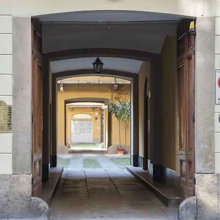 Guesthost - Porta Nuova X6 With Balcony Turin