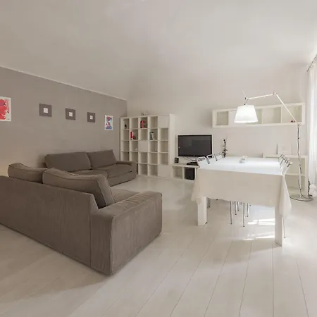 Guesthost - Porta Nuova X6 With Balcony شقة *