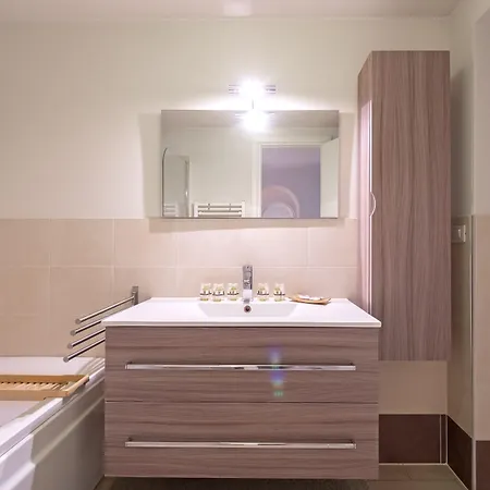 Apartment Guesthost - Porta Nuova X6 With Balcony Turin