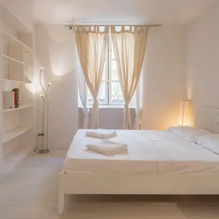 Guesthost - Porta Nuova X6 With Balcony Apartment