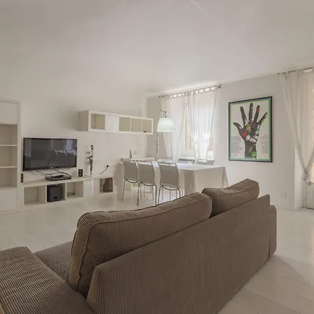 شقة Guesthost - Porta Nuova X6 With Balcony تورينو