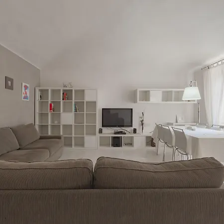 Guesthost - Porta Nuova X6 With Balcony Daire