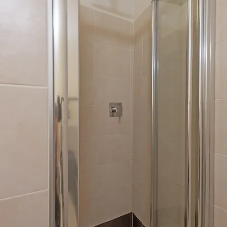 Guesthost - Porta Nuova X6 With Balcony Apartment