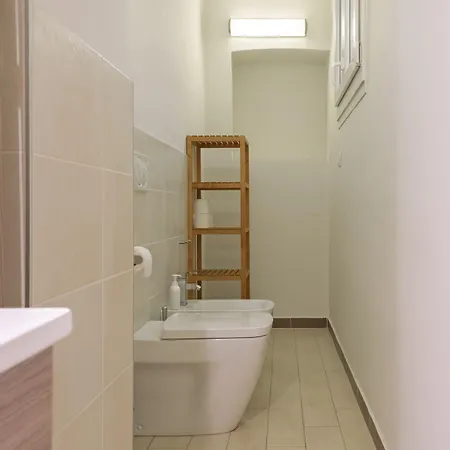 Guesthost - Porta Nuova X6 With Balcony * Turin