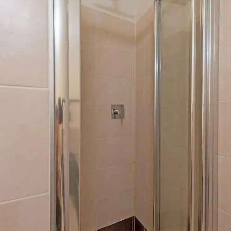 Guesthost - Porta Nuova X6 With Balcony * Turin