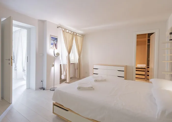 Guesthost - Porta Nuova X6 With Balcony * Torino